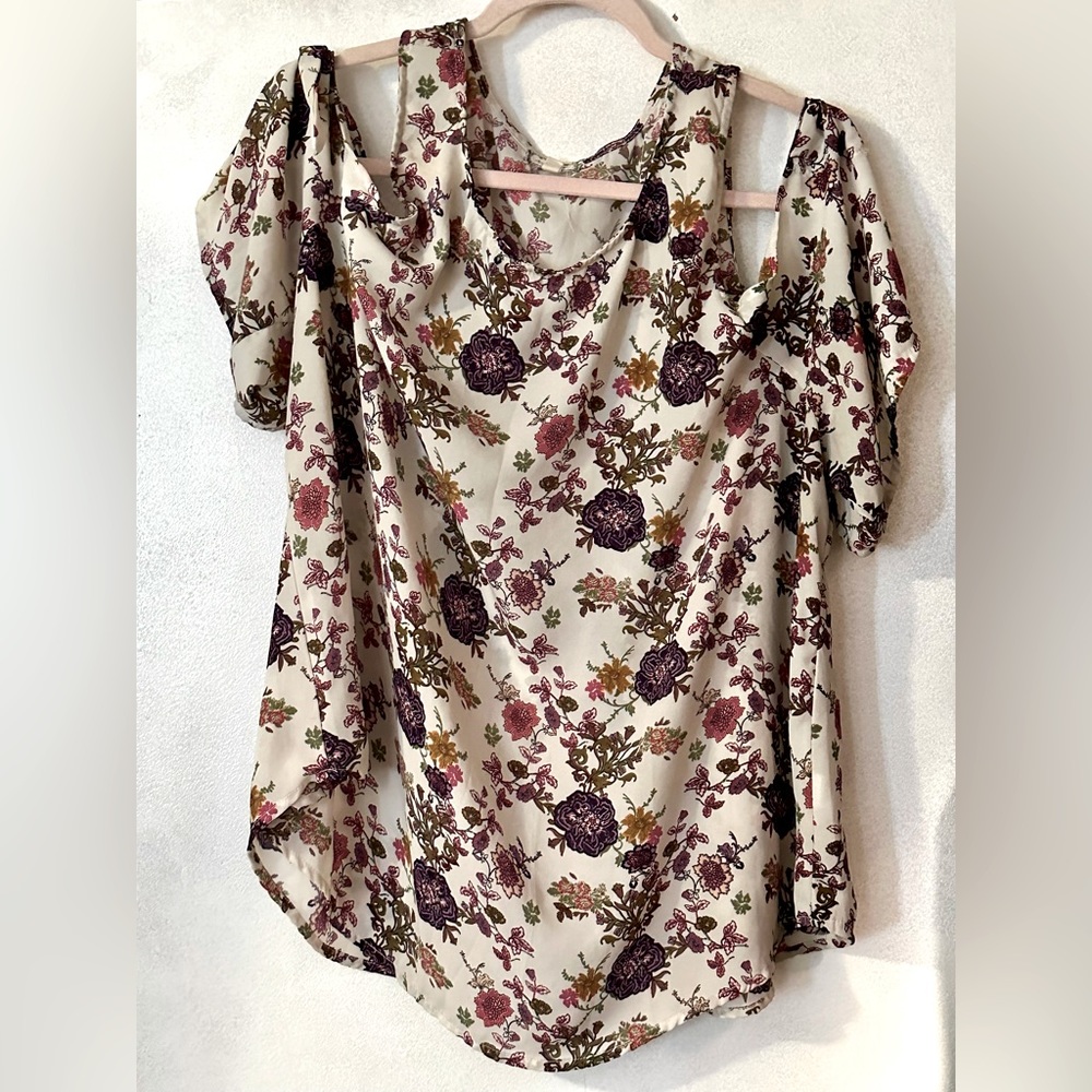Floral polyester top with off the shoulder sleeves, size 2x